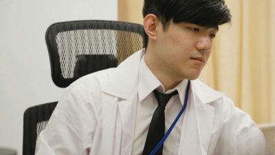 AV Jiali – 英俊的医生舔食病人的阴户。